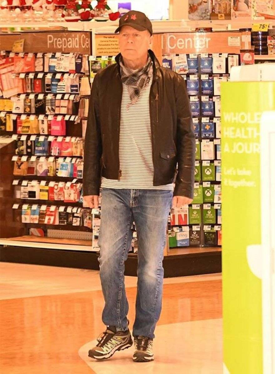 Maskesiz Bruce Willis eczaneden çıkarıldı