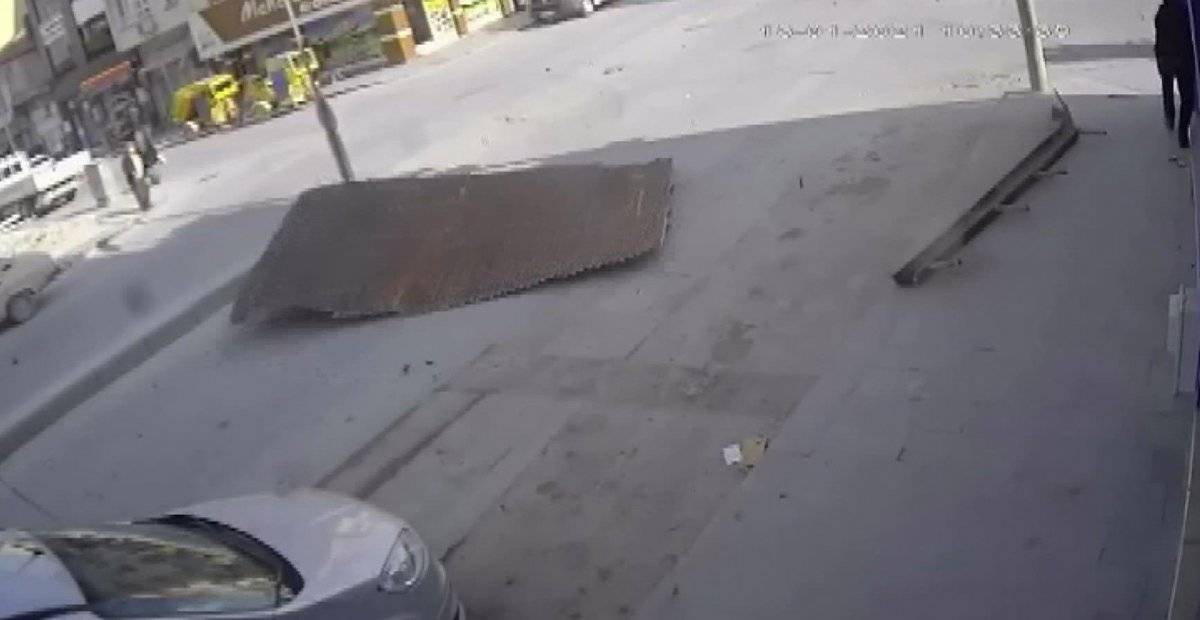 Konya'da uçan çatının altında kalmaktan son anda kurtuldu