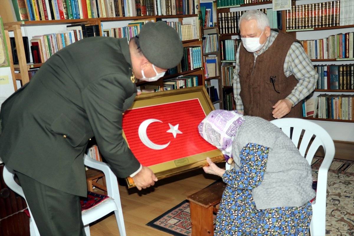 Yalovalı Zeliha Nine, ördüğü çorapları Mehmetçik'e gönderdi