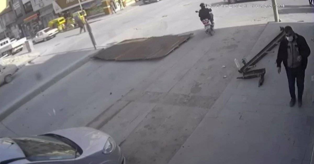 Konya'da uçan çatının altında kalmaktan son anda kurtuldu