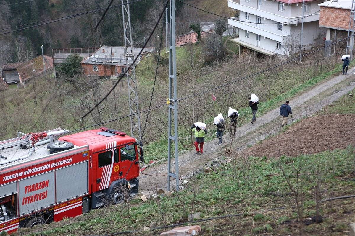 Trabzon'da yangınla yok olan mahallede hasar tespiti yapılıyor