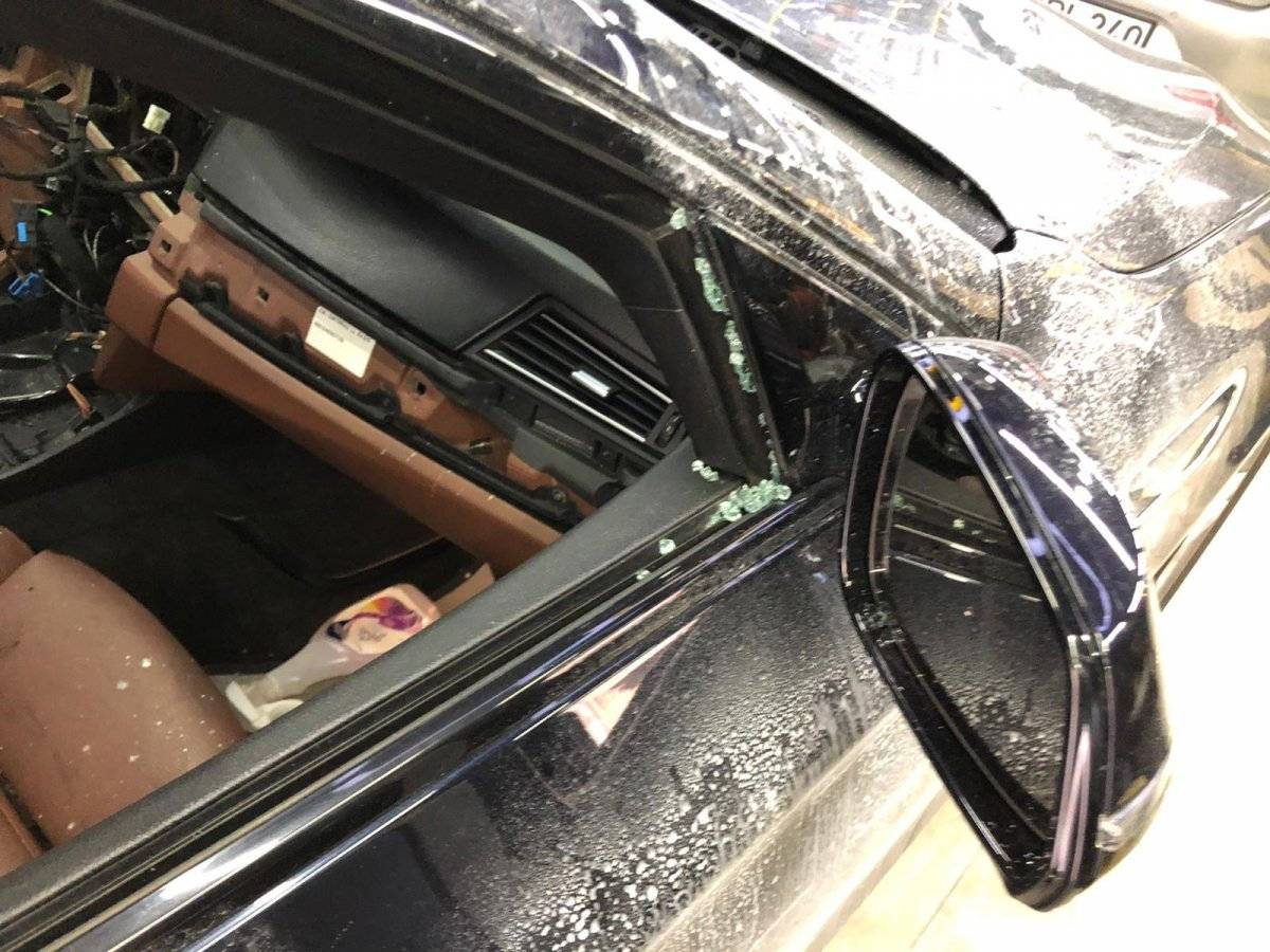 Esenler'de otomobilin elektronik aksamını çalan hırsızlar kamerada