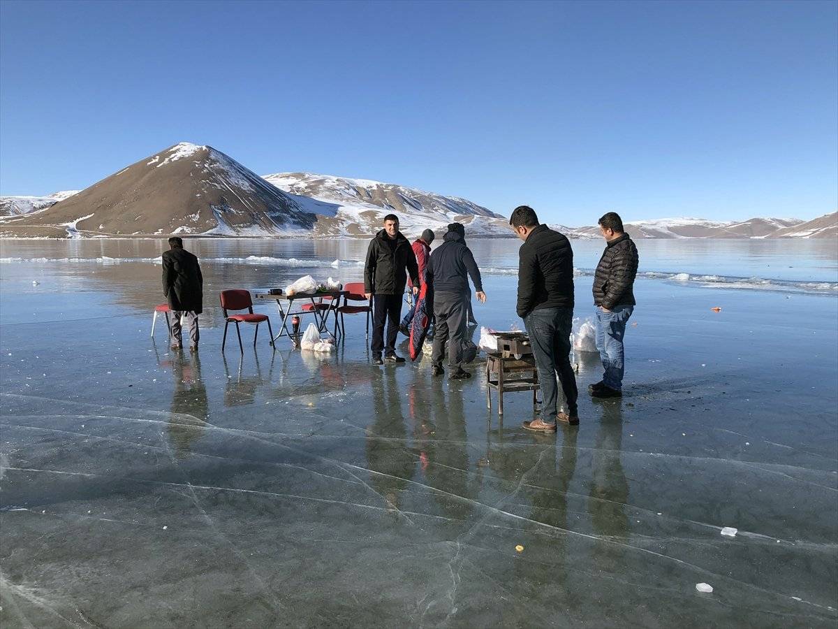 Iğdır'da donmuş göl üstünde mangal yaptılar