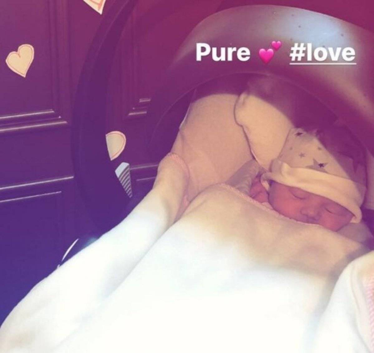 Meryem Uzerli kızının yüzünü ilk kez gösterdi