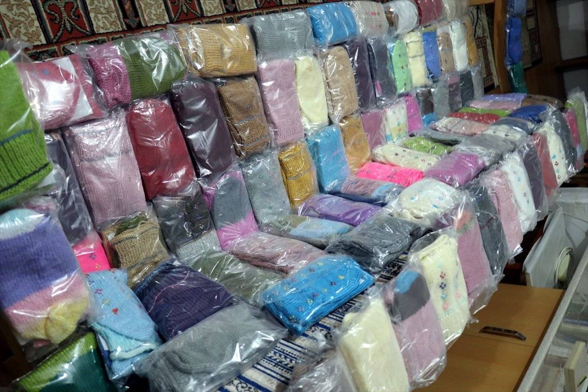 Yalovalı Zeliha Nine, ördüğü çorapları Mehmetçik'e gönderdi