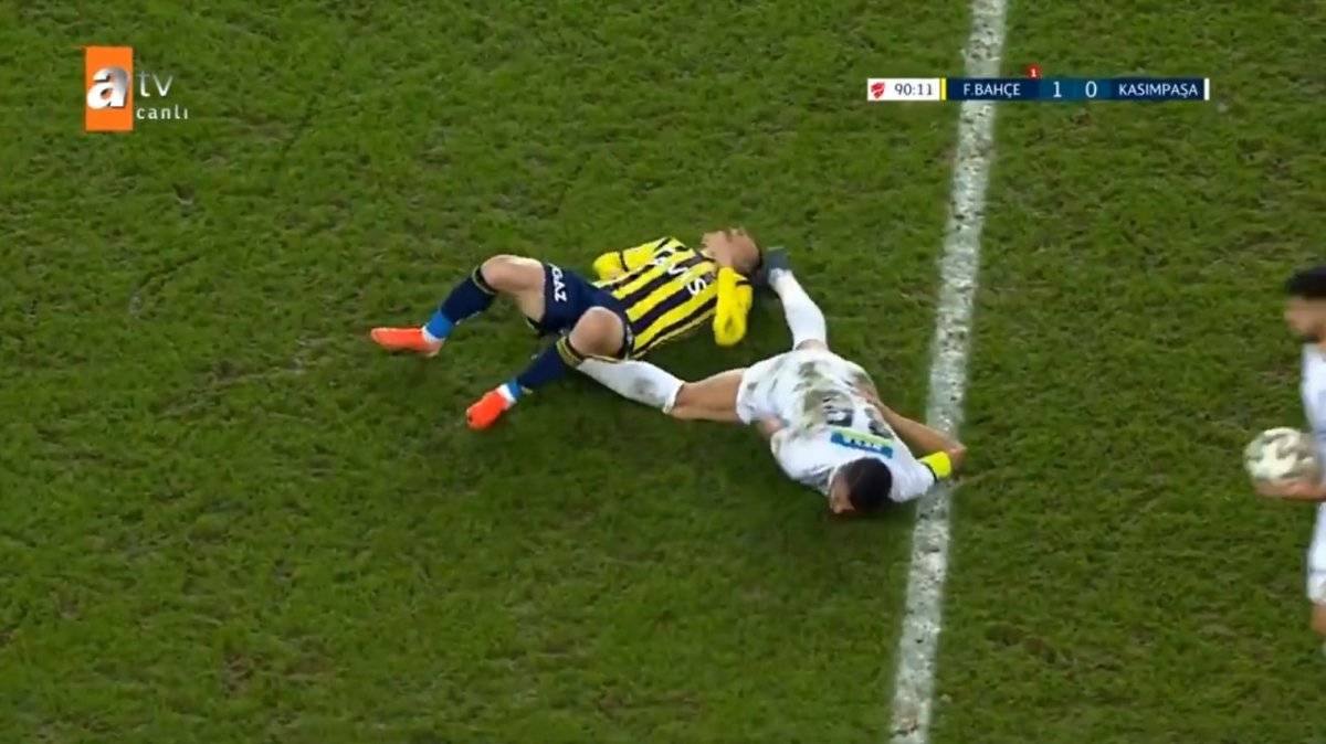 Mert Hakan'ın kırmızı kart gördüğü pozisyon tartışmalara neden oldu