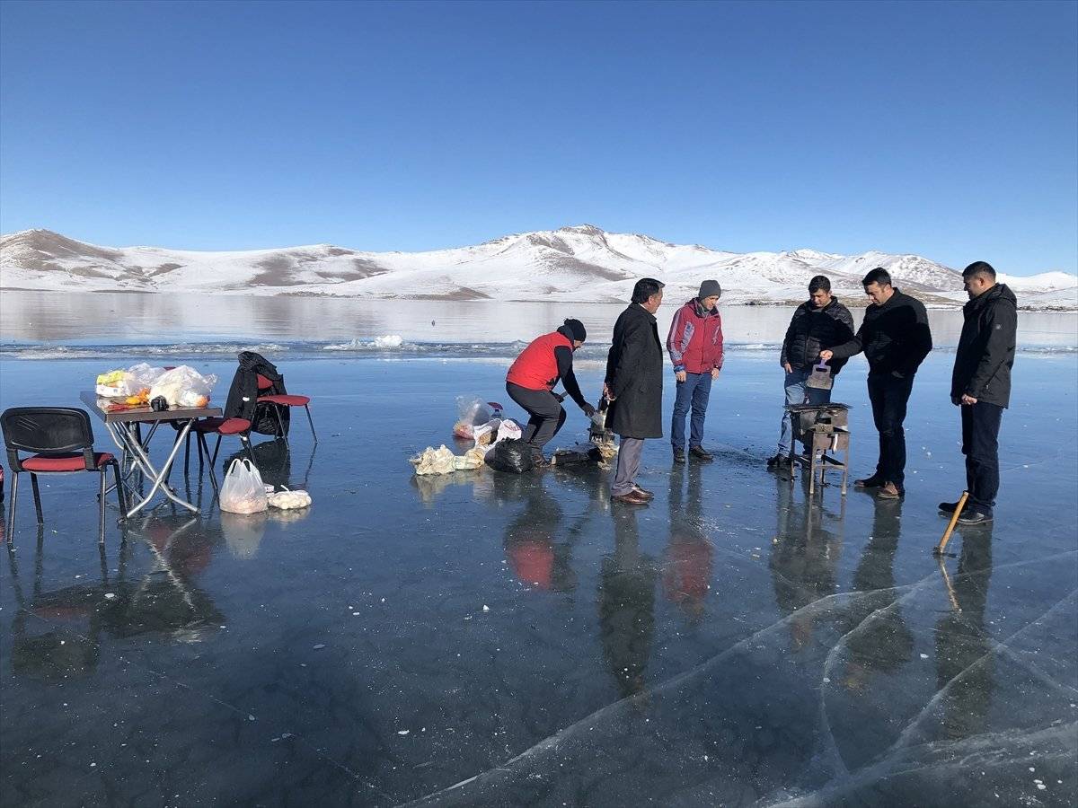 Iğdır'da donmuş göl üstünde mangal yaptılar