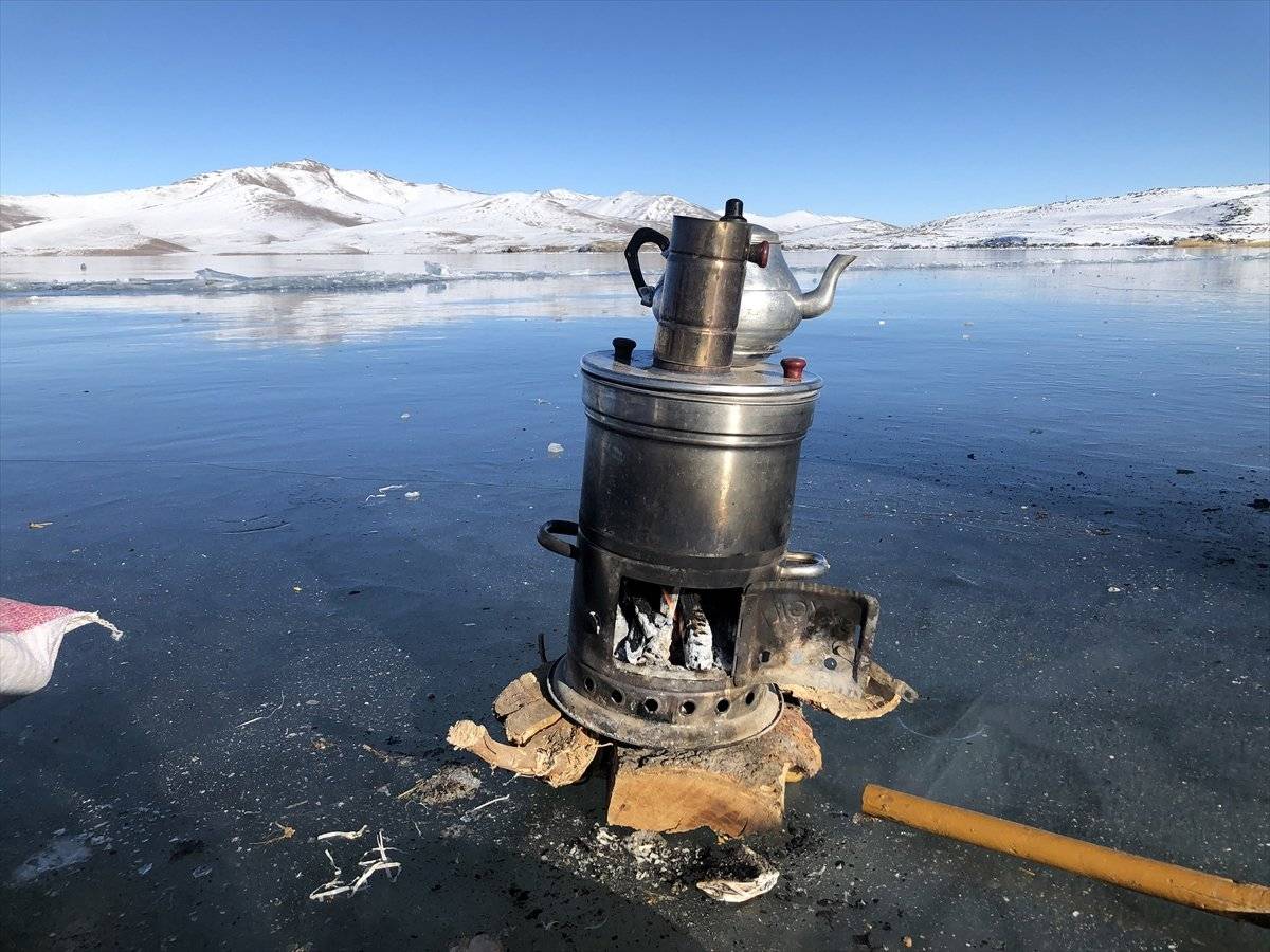 Iğdır'da donmuş göl üstünde mangal yaptılar