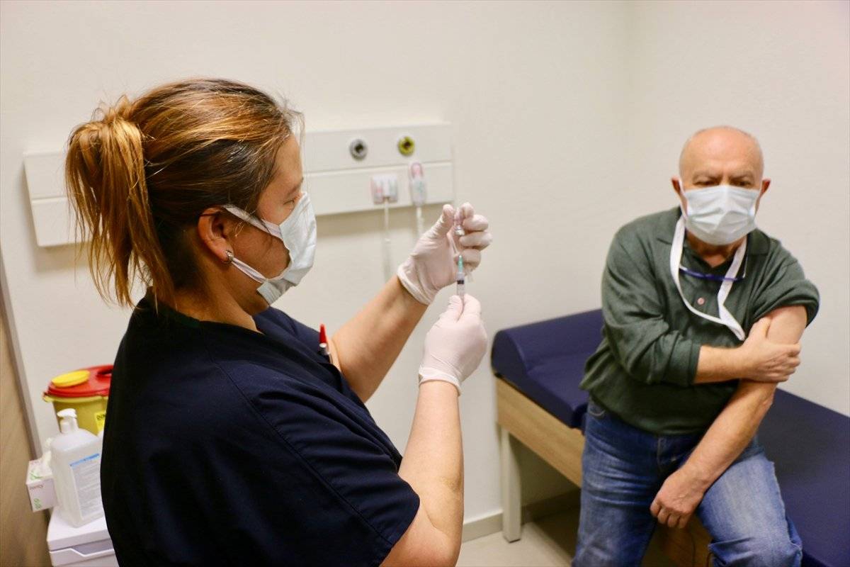 İstanbul'da sağlık çalışanları korona aşısı olmaya başladı