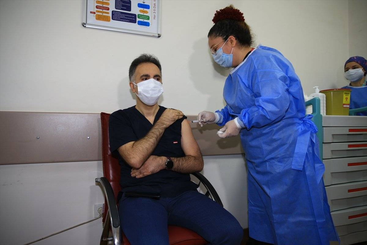 İstanbul'da sağlık çalışanları korona aşısı olmaya başladı