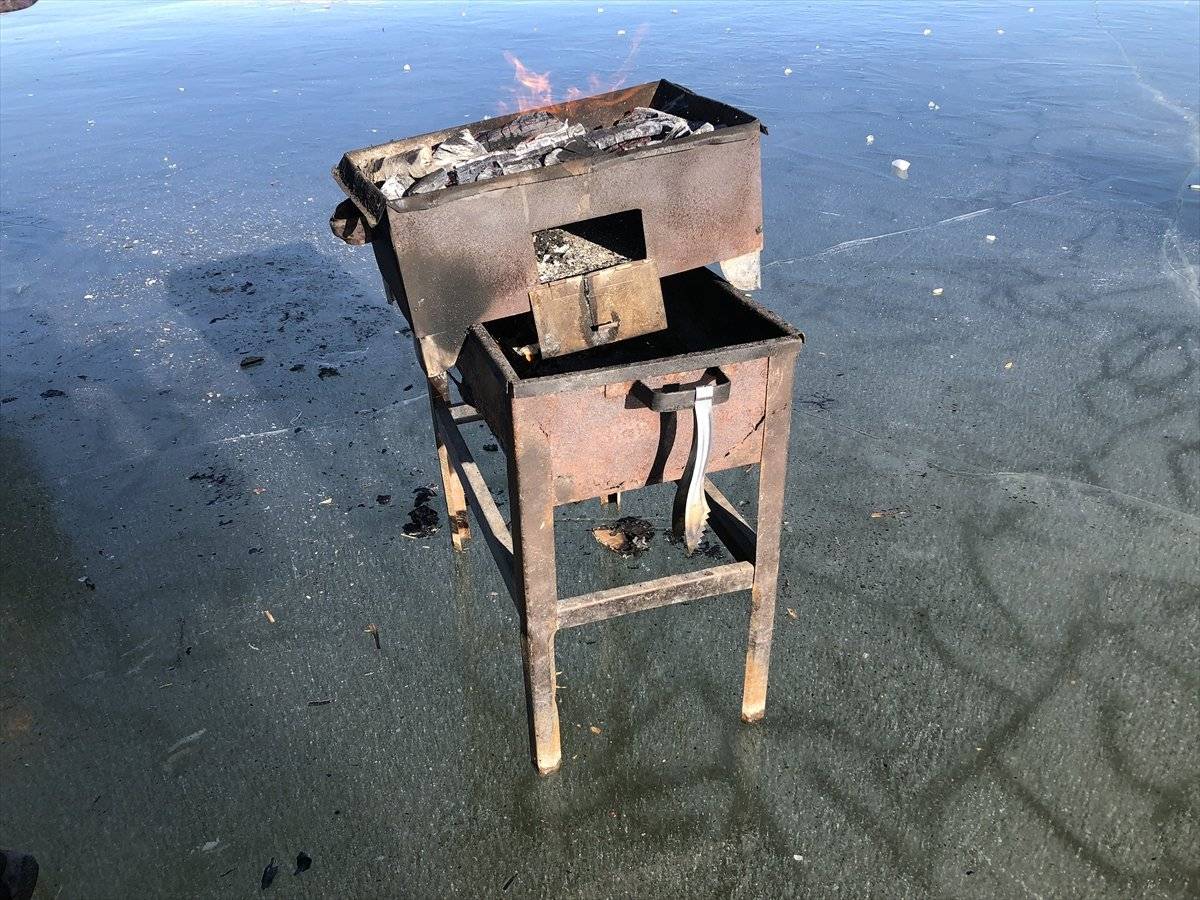 Iğdır'da donmuş göl üstünde mangal yaptılar