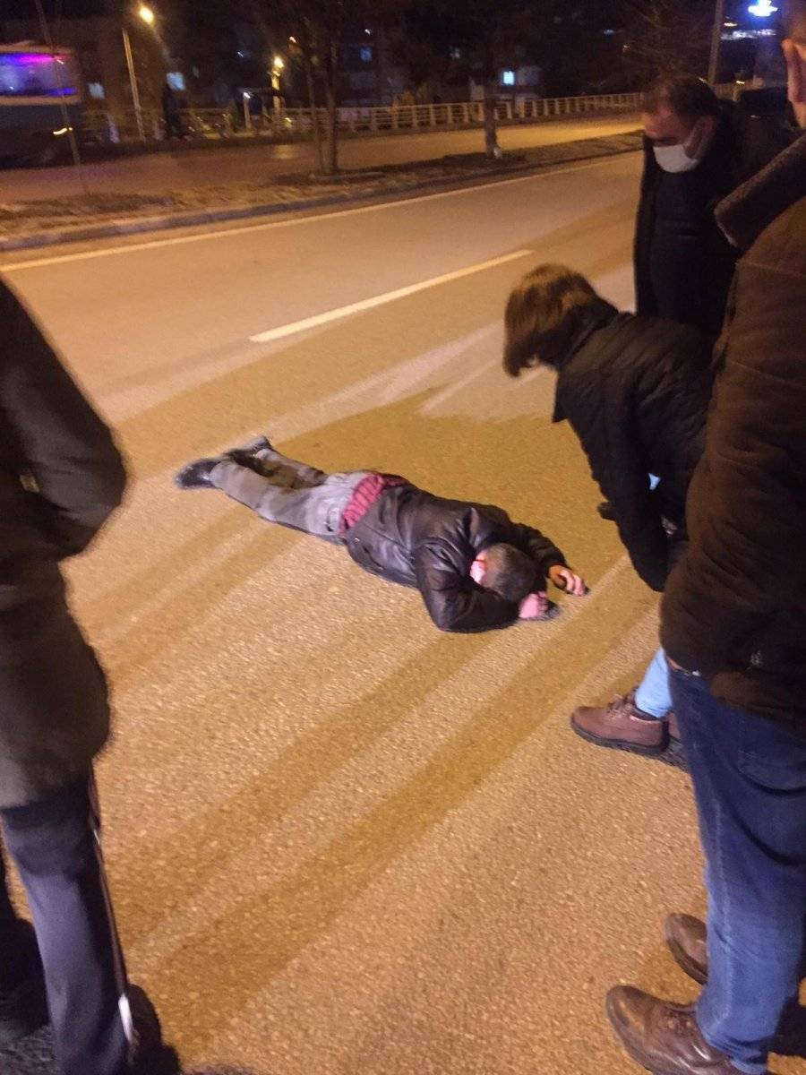 Karabük'te bir kişi yolun ortasında bayıldı