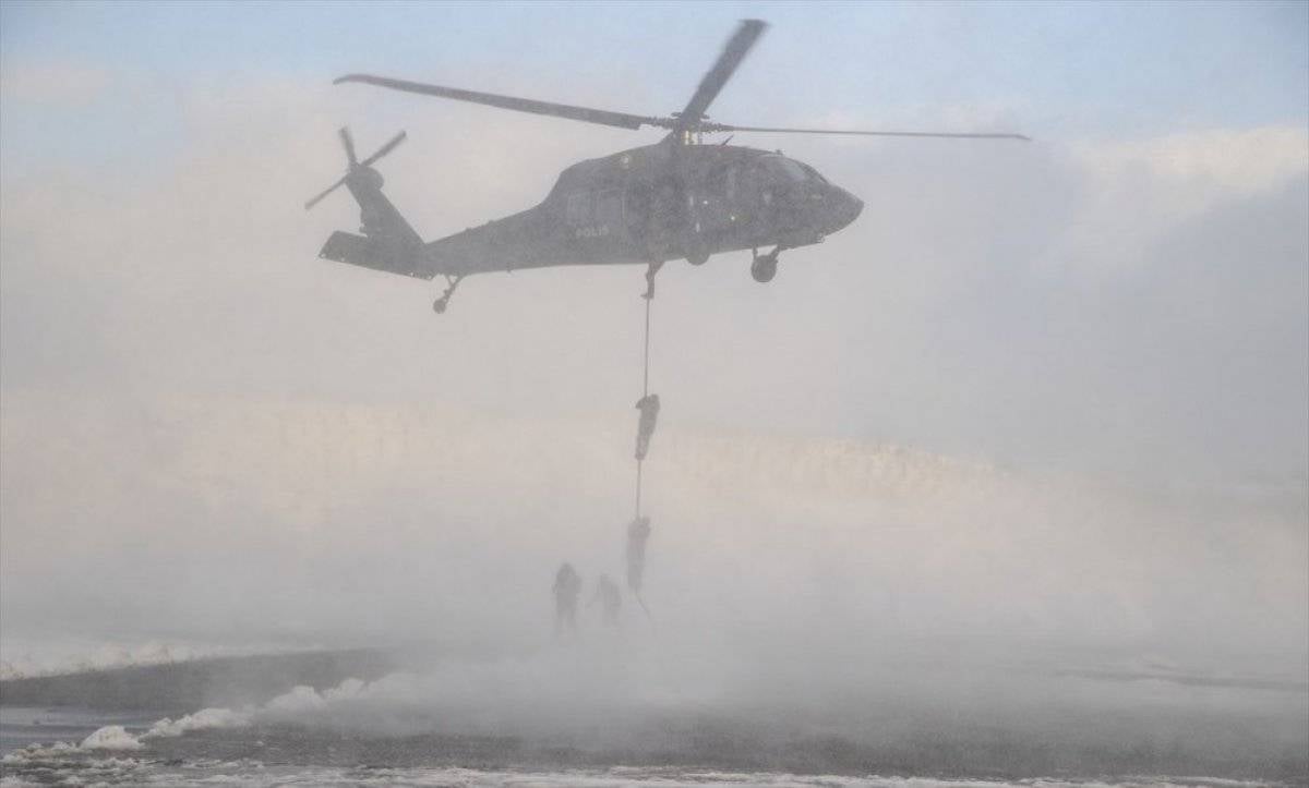 Kadın Polis Özel Harekatlardan nefes kesen tatbikat