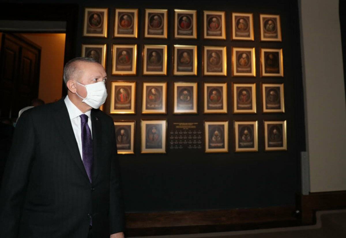 Cumhurbaşkanı Erdoğan İstanbul'un fethi tablosu önünde poz verdi