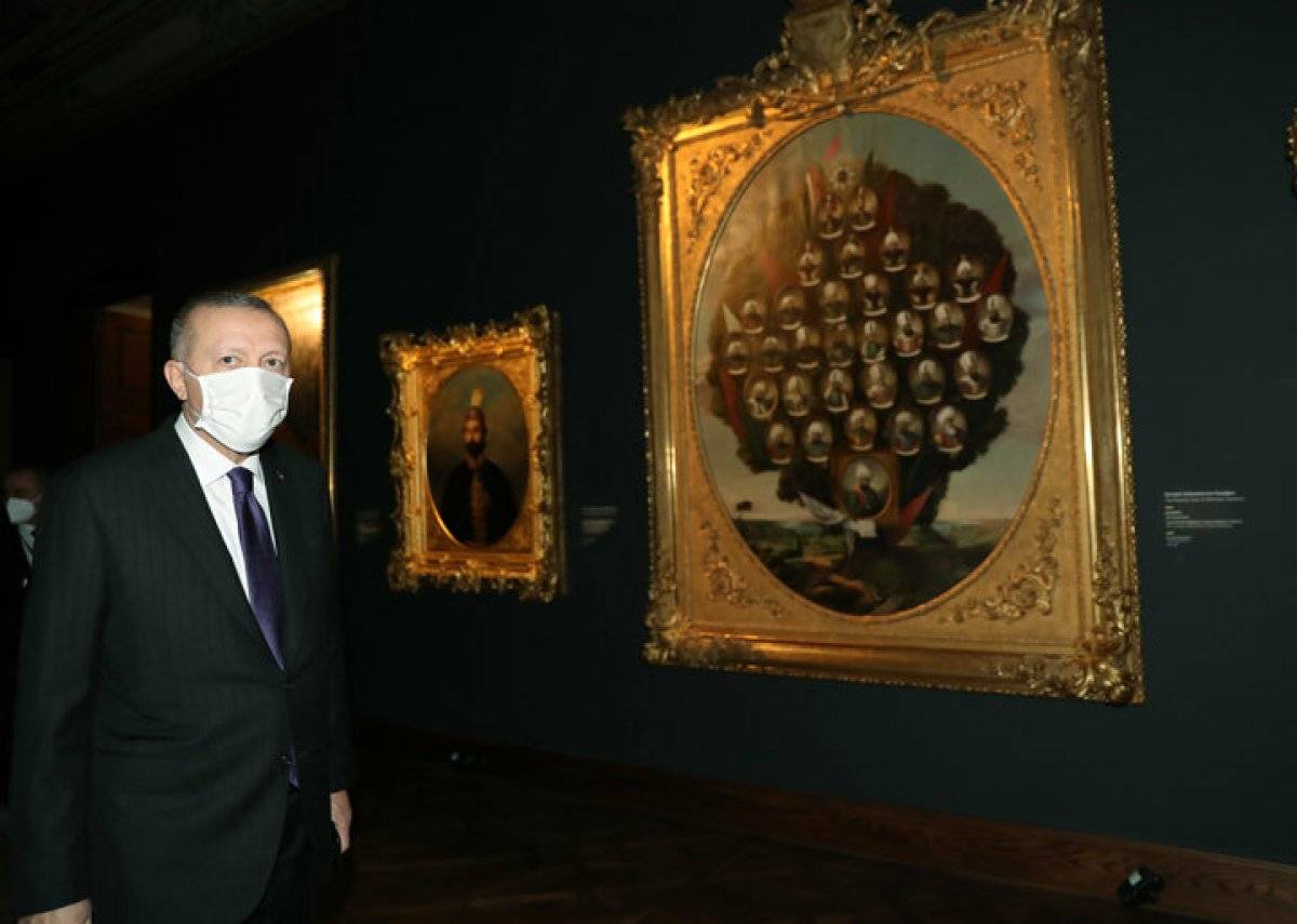 Cumhurbaşkanı Erdoğan İstanbul'un fethi tablosu önünde poz verdi