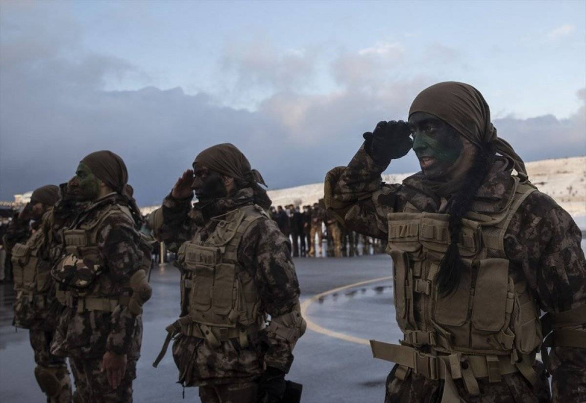 Kadın Polis Özel Harekatlardan nefes kesen tatbikat