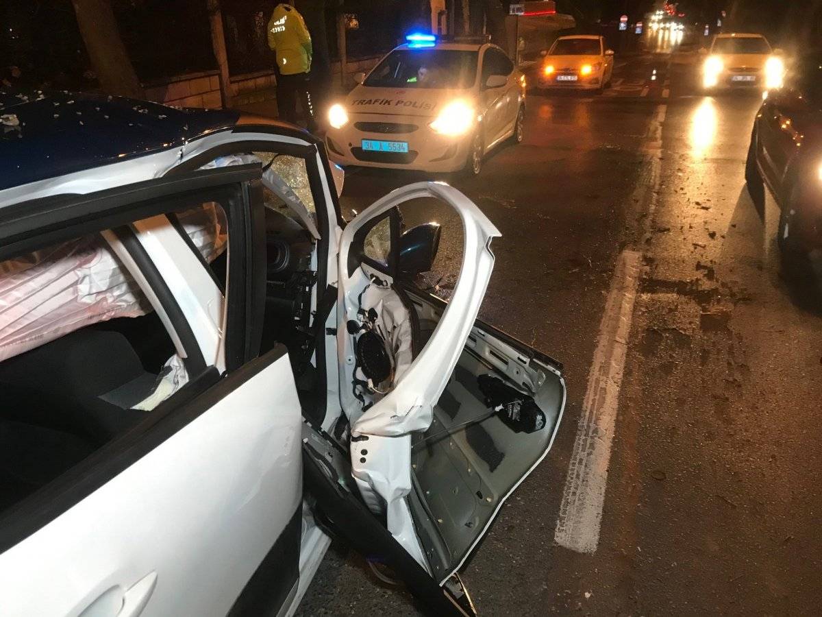 Bakırköy'de ağaca çarpan araç ikiye bölündü
