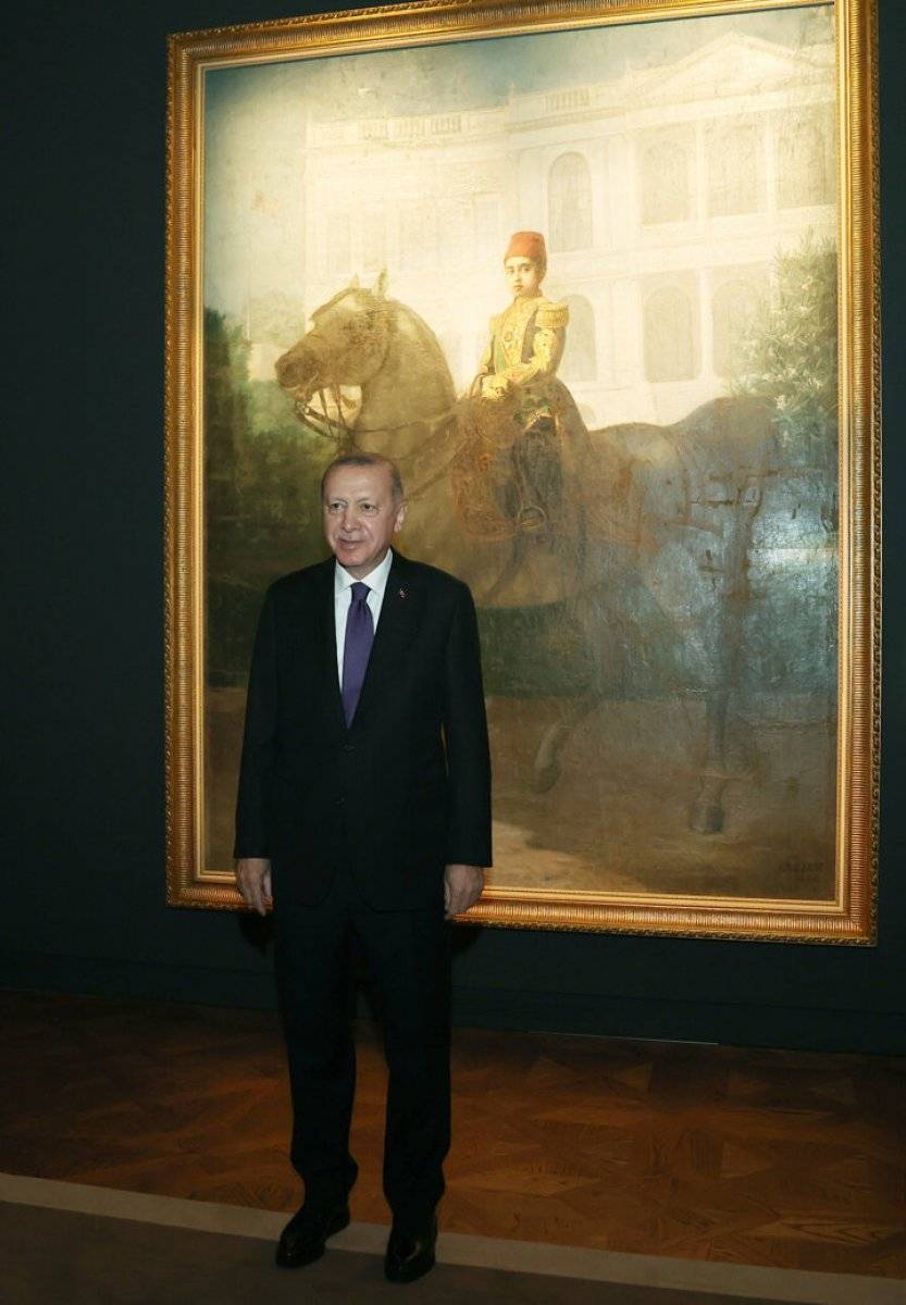Cumhurbaşkanı Erdoğan İstanbul'un fethi tablosu önünde poz verdi