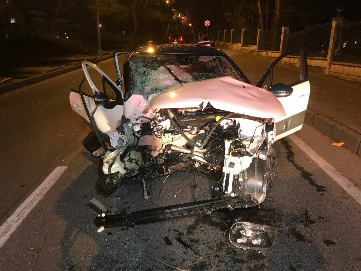 Bakırköy'de ağaca çarpan araç ikiye bölündü