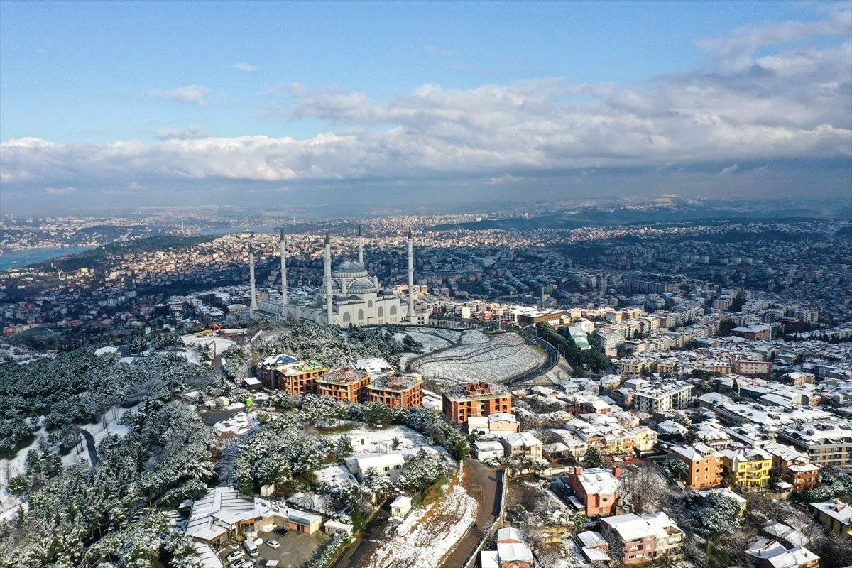 Çamlıca Tepesi, beyaz örtüyle kaplandı