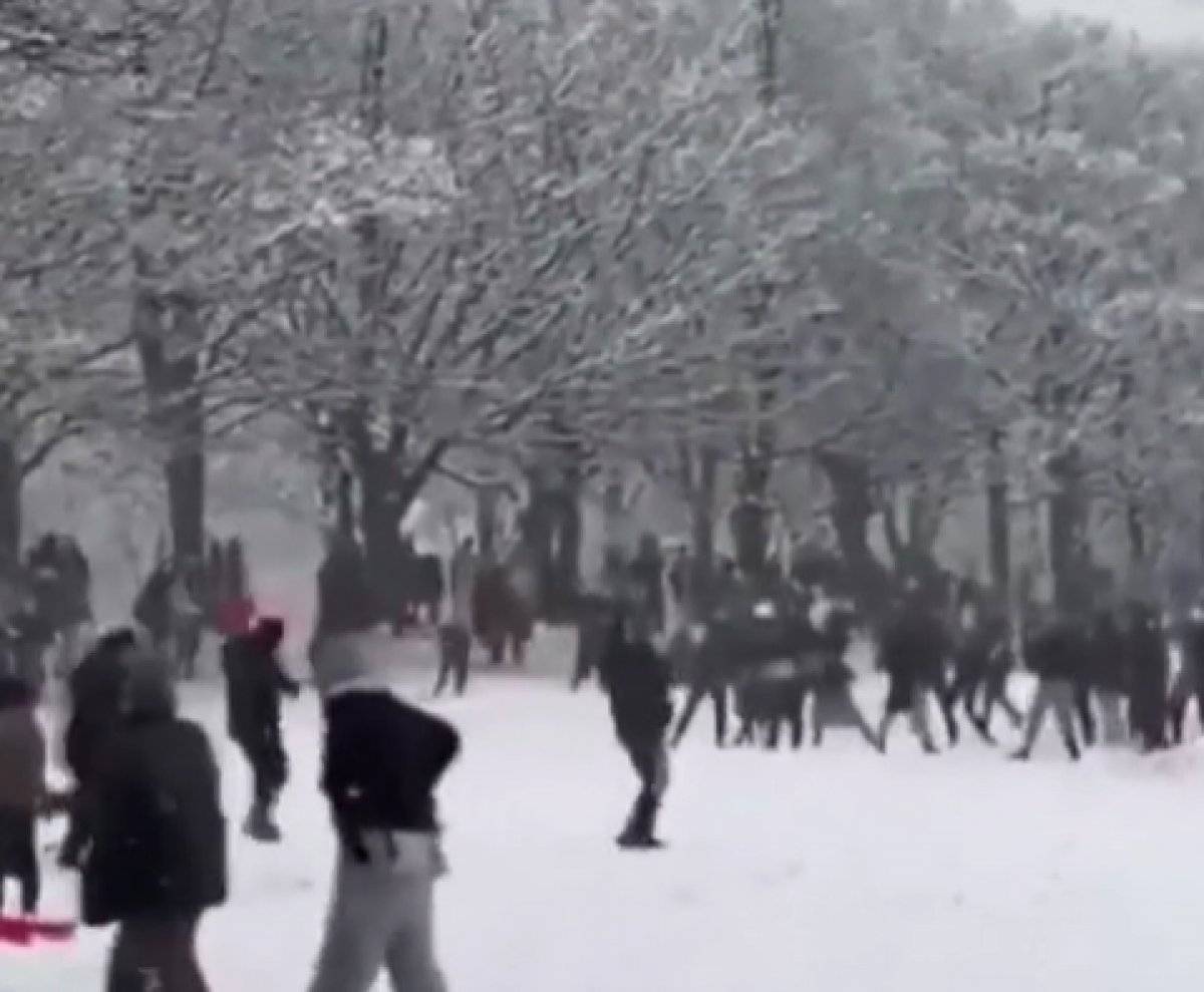 İngiltere'de koronavirüse rağmen kartopu savaşı