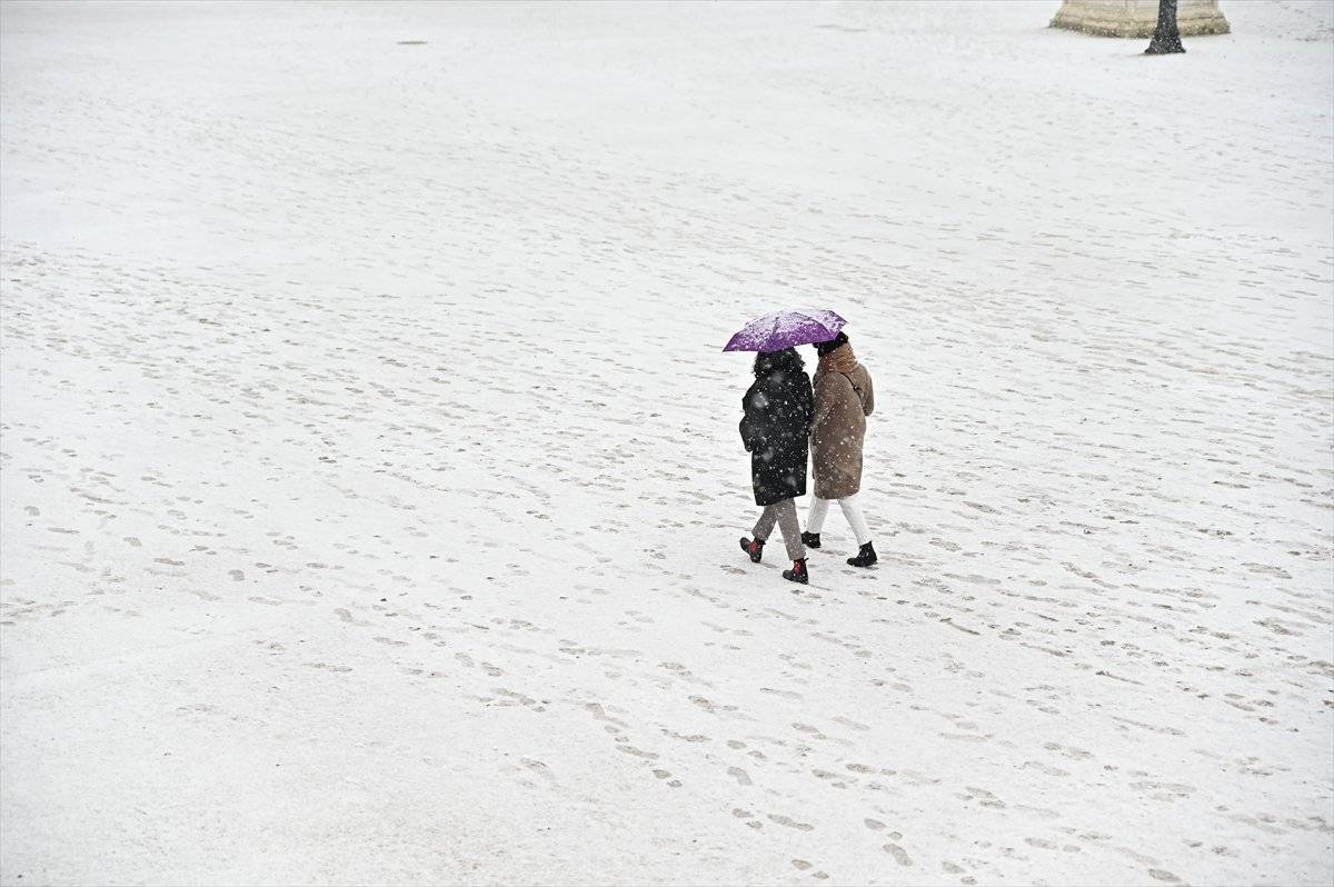 Paris beyaza büründü