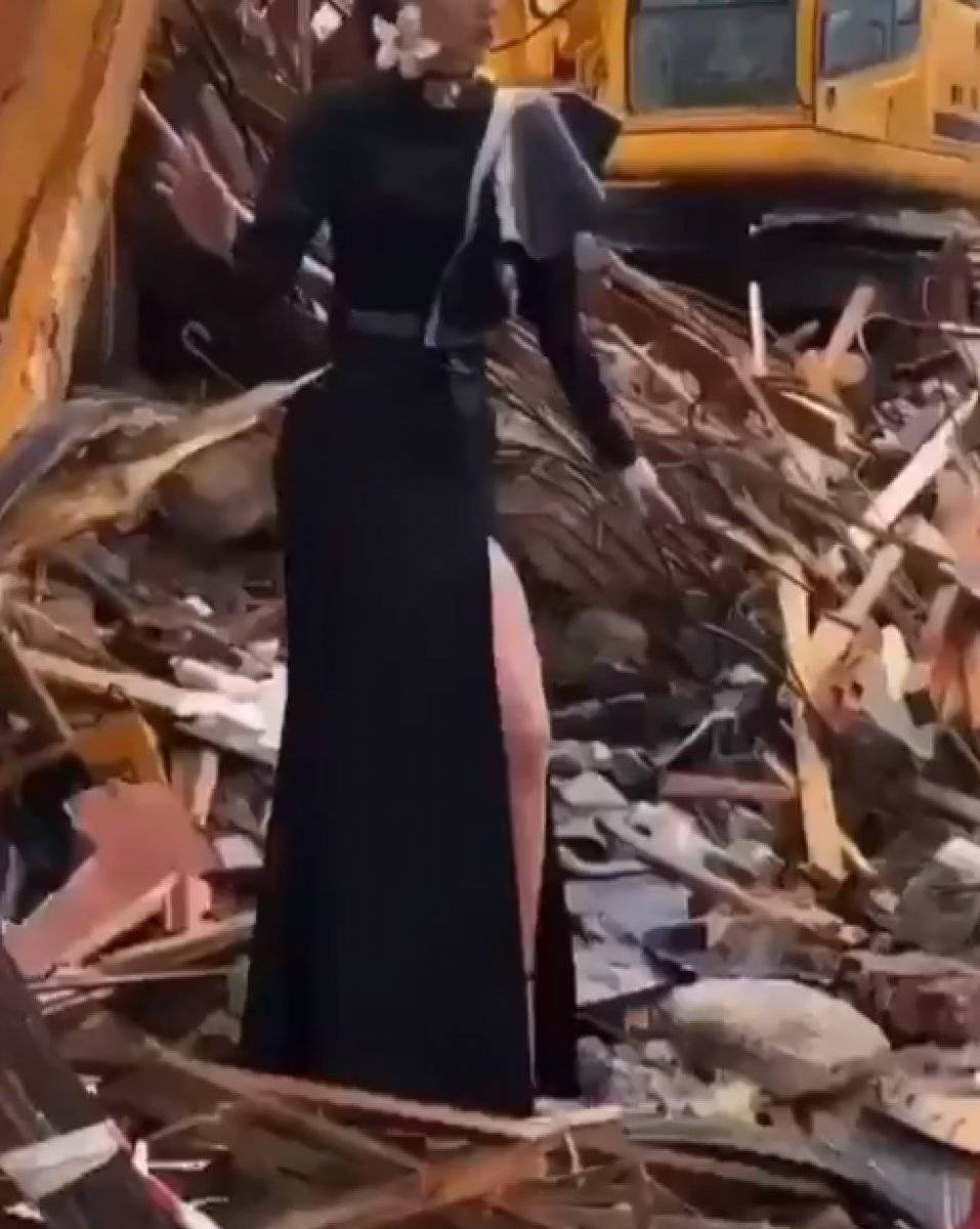 Itır Esen, deprem enkazı üzerinde poz verdi