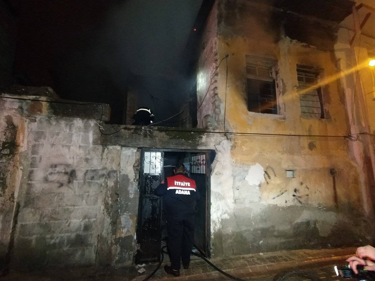 Adana'da yangın çıkan evde erkek cesedi bulundu