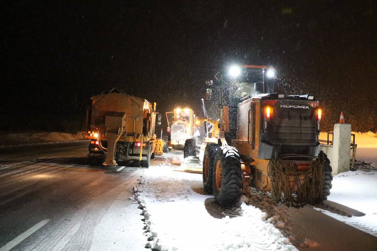 Erzincan'da kar yağışı sürücülere zor anlar yaşattı