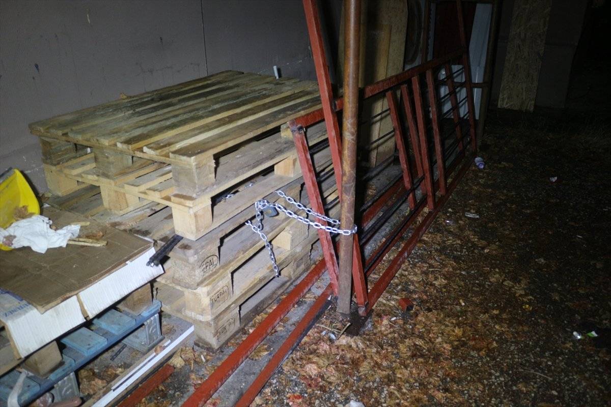 Adana'da market deposunu soymaya çalışan hırsız yakalandı