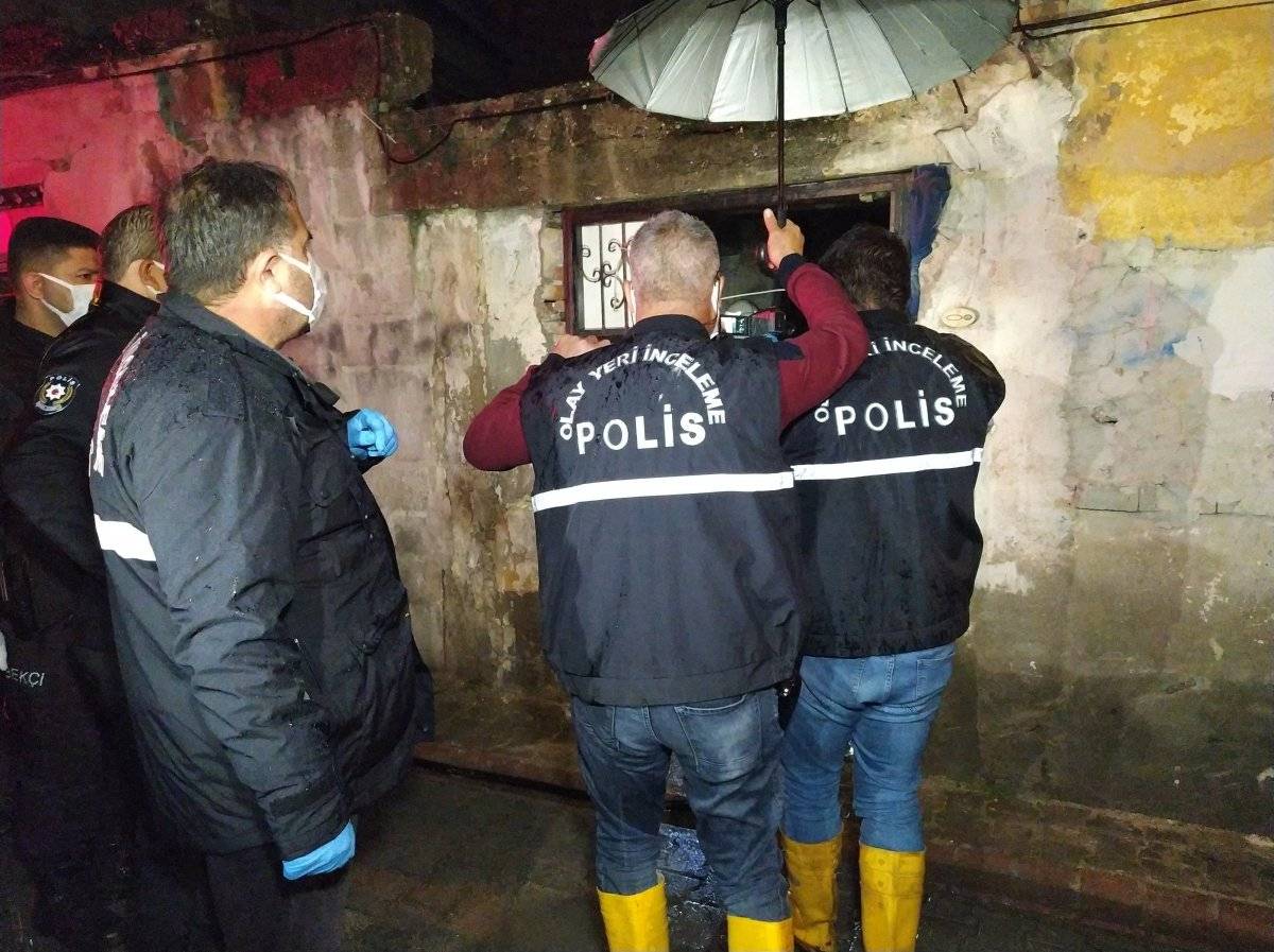 Adana'da yangın çıkan evde erkek cesedi bulundu