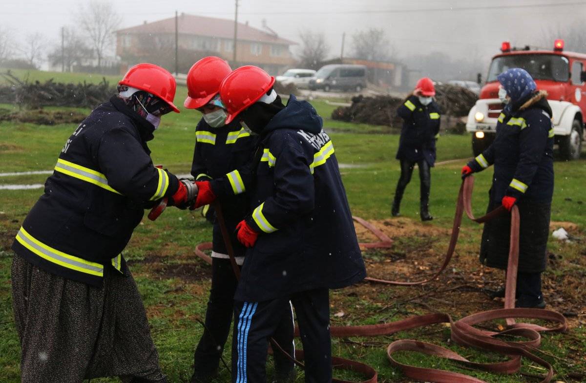 Kocaeli'de 15 itfaiyeci kadın, köylerini alevlerden koruyor