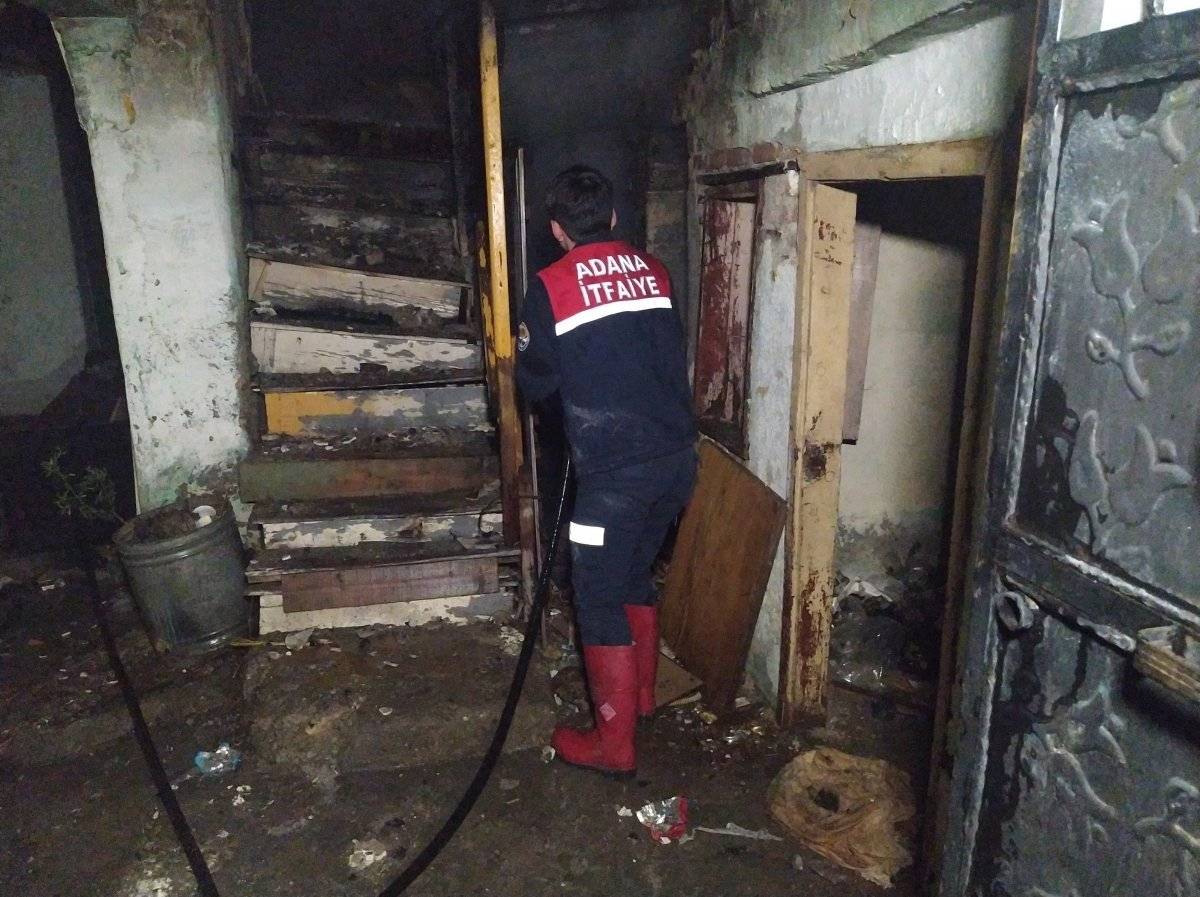 Adana'da yangın çıkan evde erkek cesedi bulundu