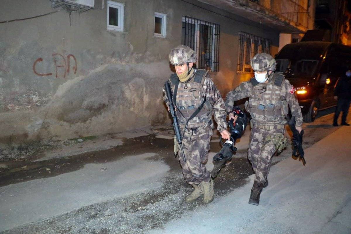 Antalya'da KADES kullanan kadın, eşinin şiddetinden kurtarıldı