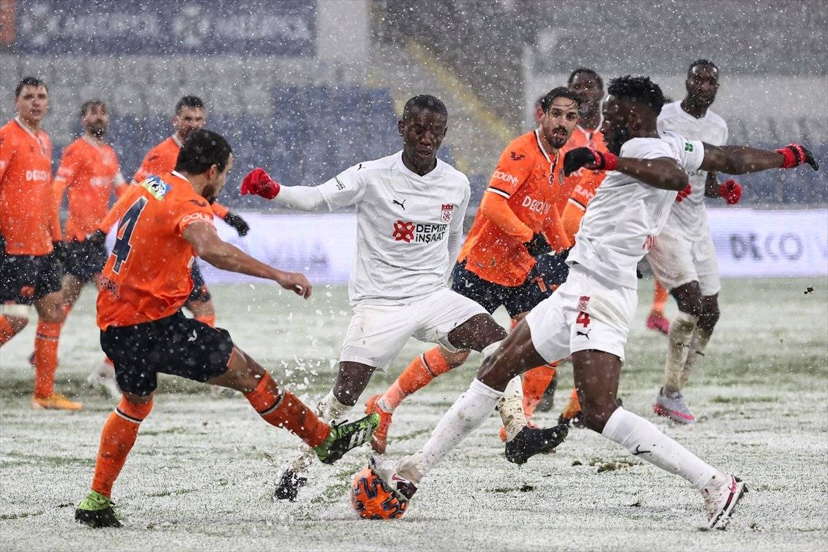 Yoğun kar altındaki maçta Başakşehir ve Sivasspor yenişemedi