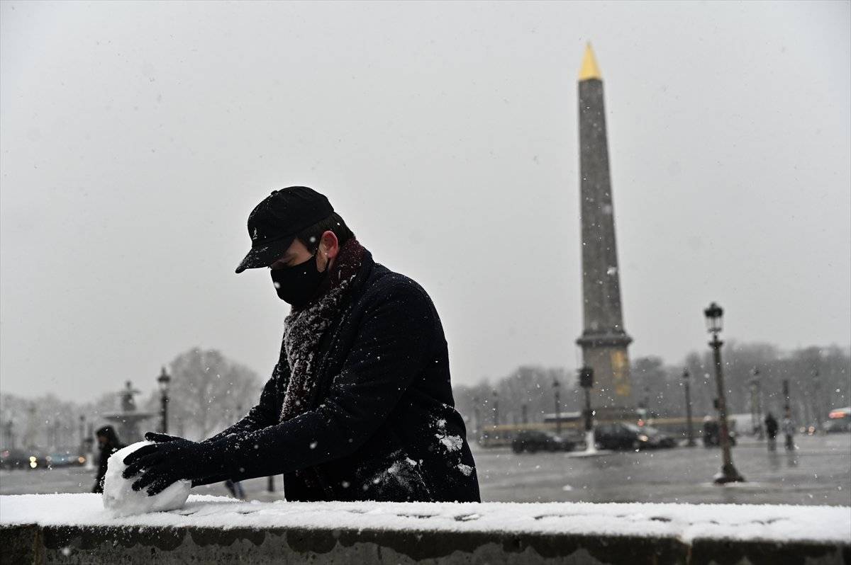 Paris beyaza büründü