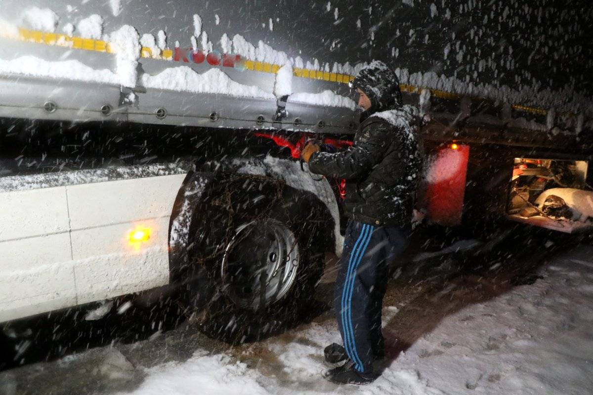 Erzincan'da kar yağışı sürücülere zor anlar yaşattı