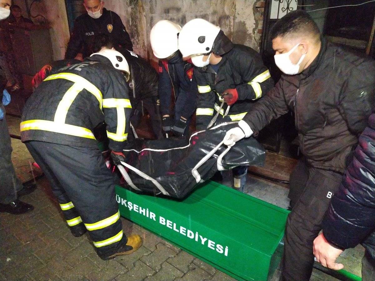 Adana'da yangın çıkan evde erkek cesedi bulundu