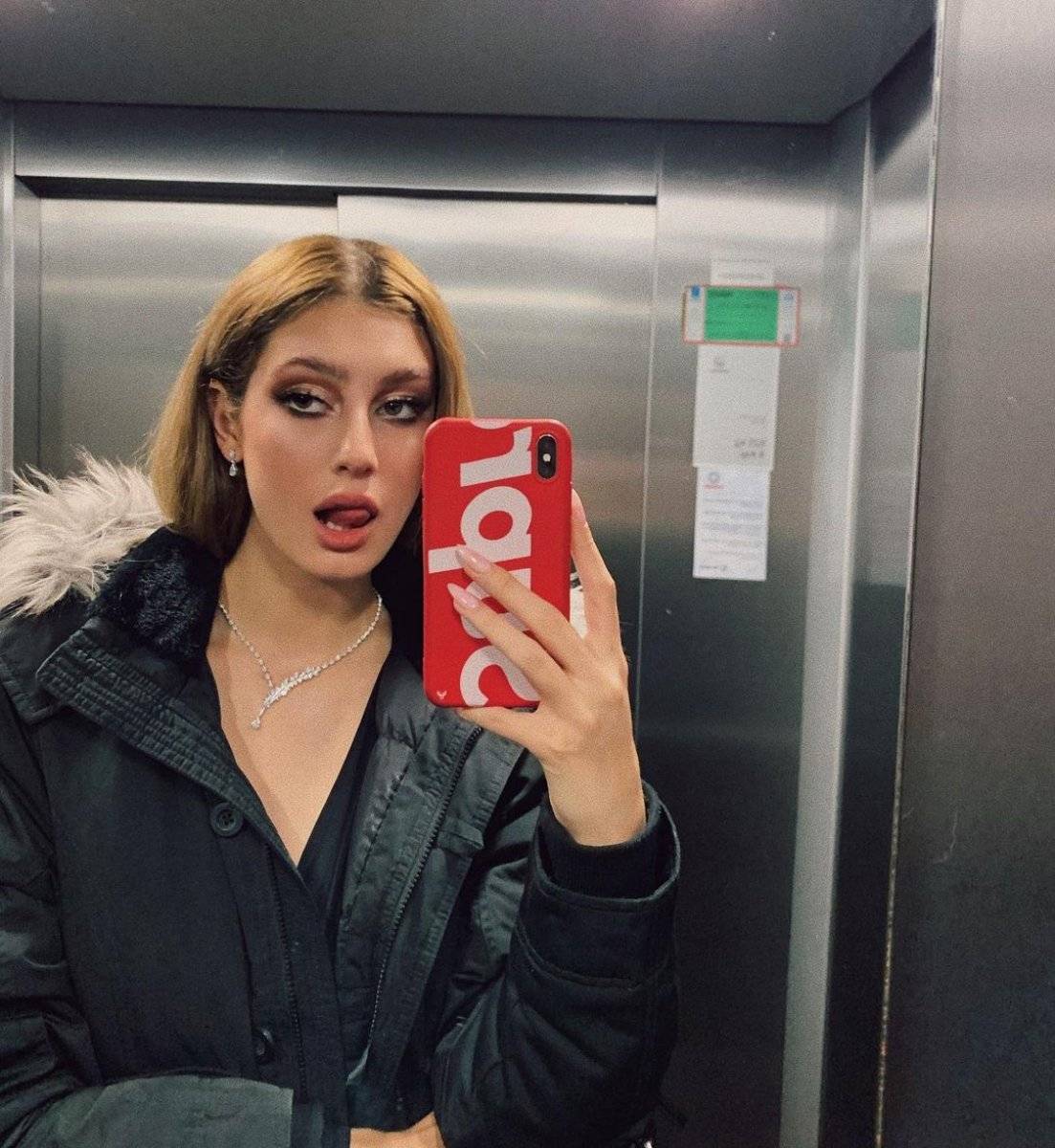 Itır Esen, deprem enkazı üzerinde poz verdi