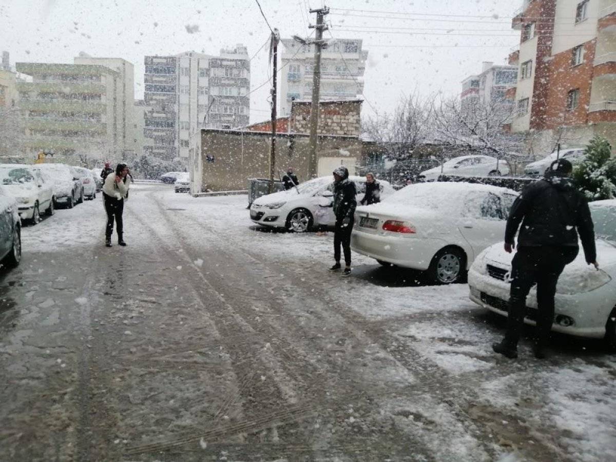 İzmir’e yılın ilk karı düştü