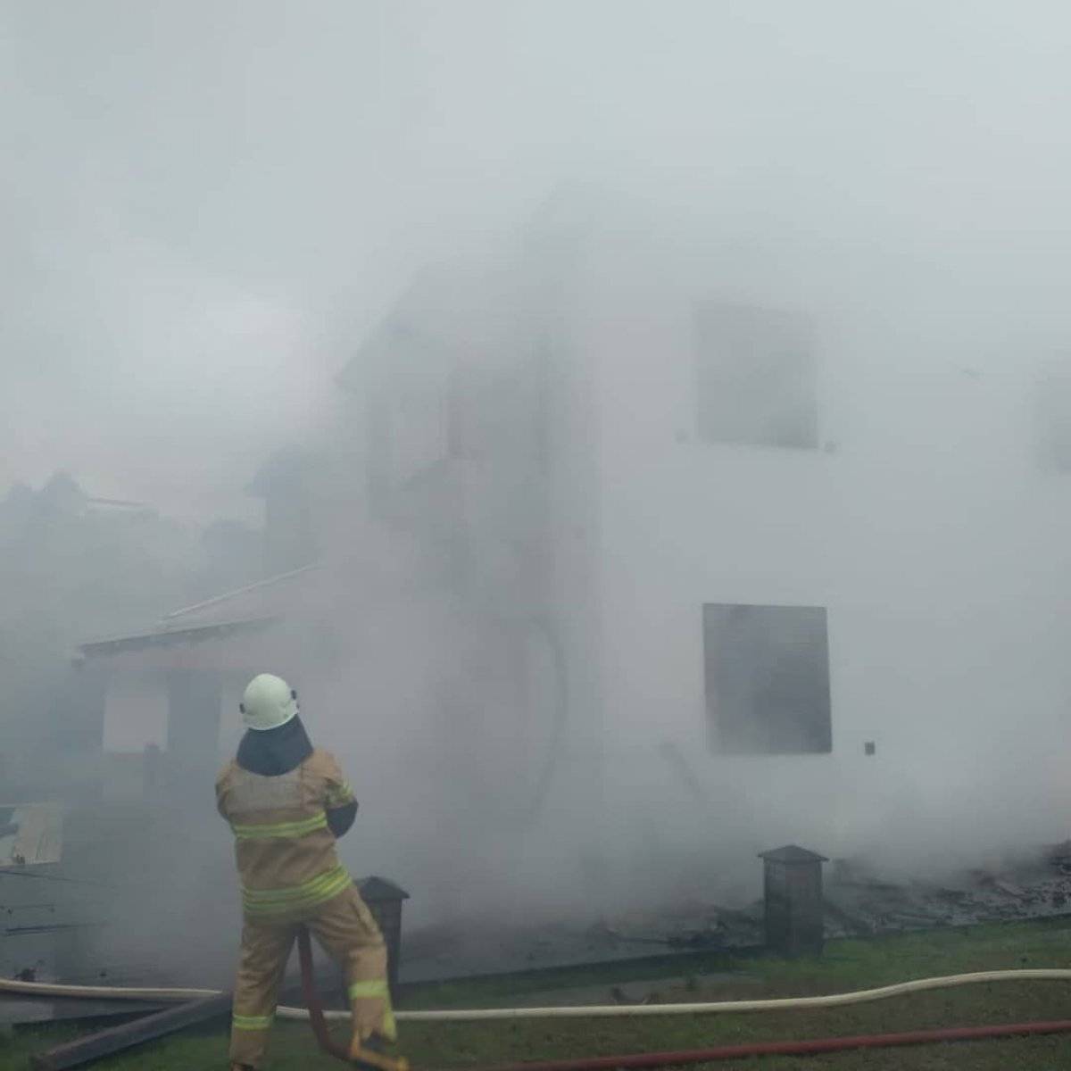 İzmir'de çatı yangını korkuttu