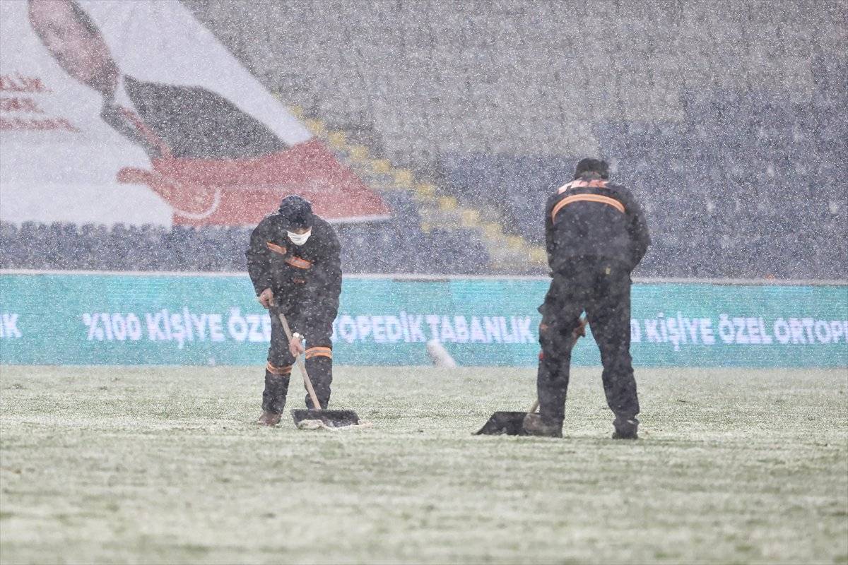 Yoğun kar altındaki maçta Başakşehir ve Sivasspor yenişemedi