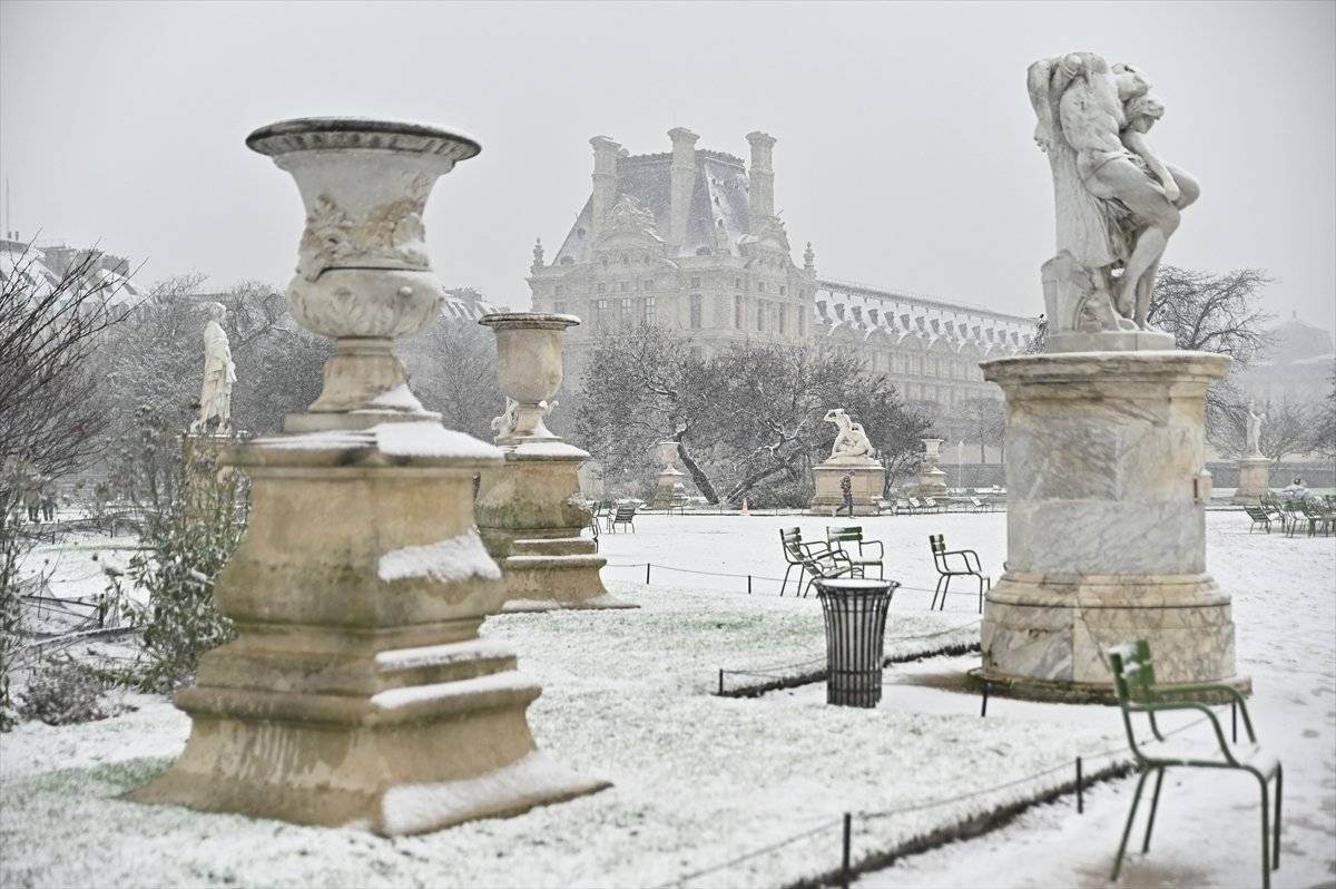 Paris beyaza büründü