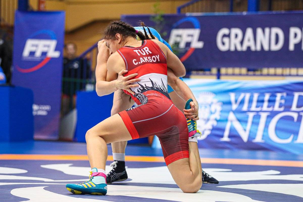 Kadın güreşçilerden Fransa'da 3 madalya