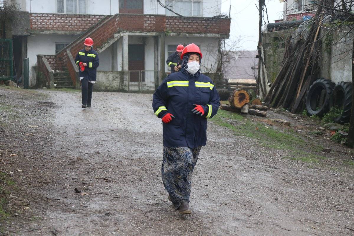 Kocaeli'de 15 itfaiyeci kadın, köylerini alevlerden koruyor