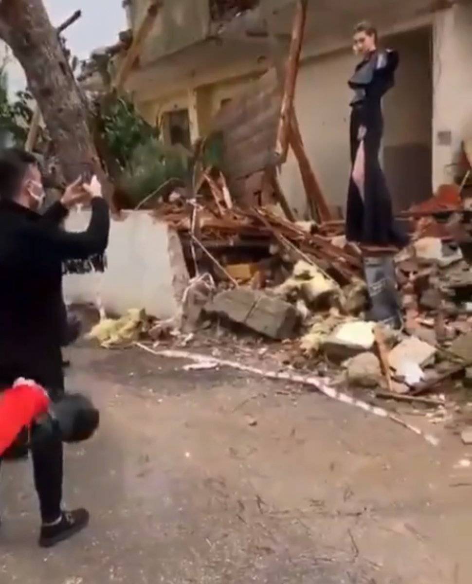 Itır Esen, deprem enkazı üzerinde poz verdi