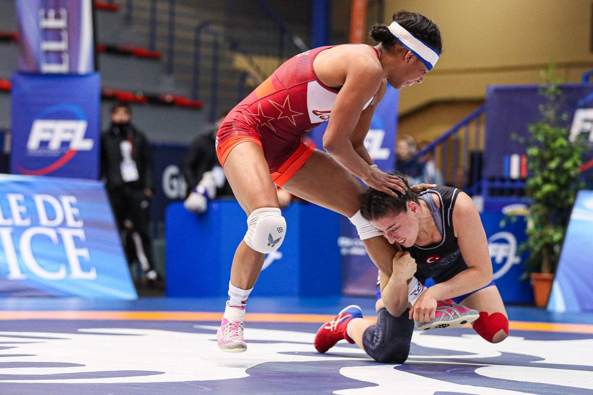 Kadın güreşçilerden Fransa'da 3 madalya