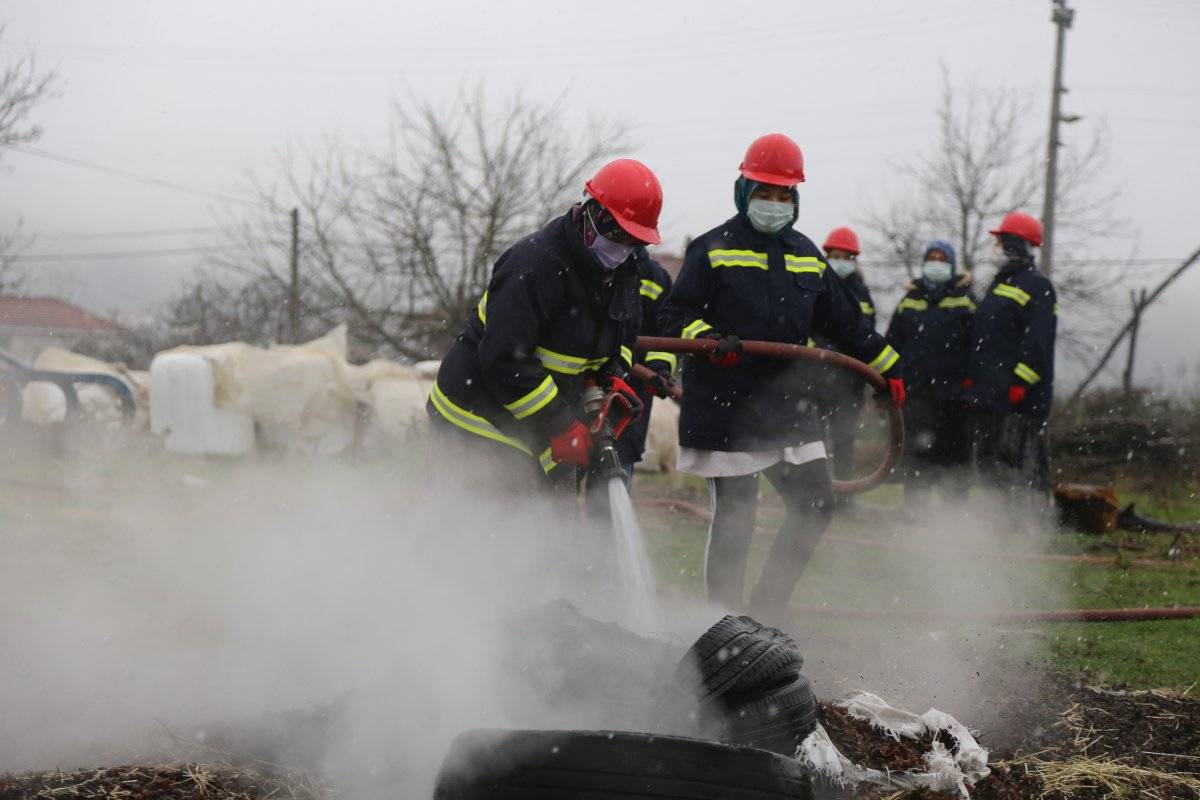 Kocaeli'de 15 itfaiyeci kadın, köylerini alevlerden koruyor