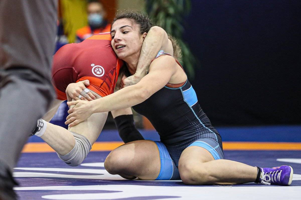 Kadın güreşçilerden Fransa'da 3 madalya