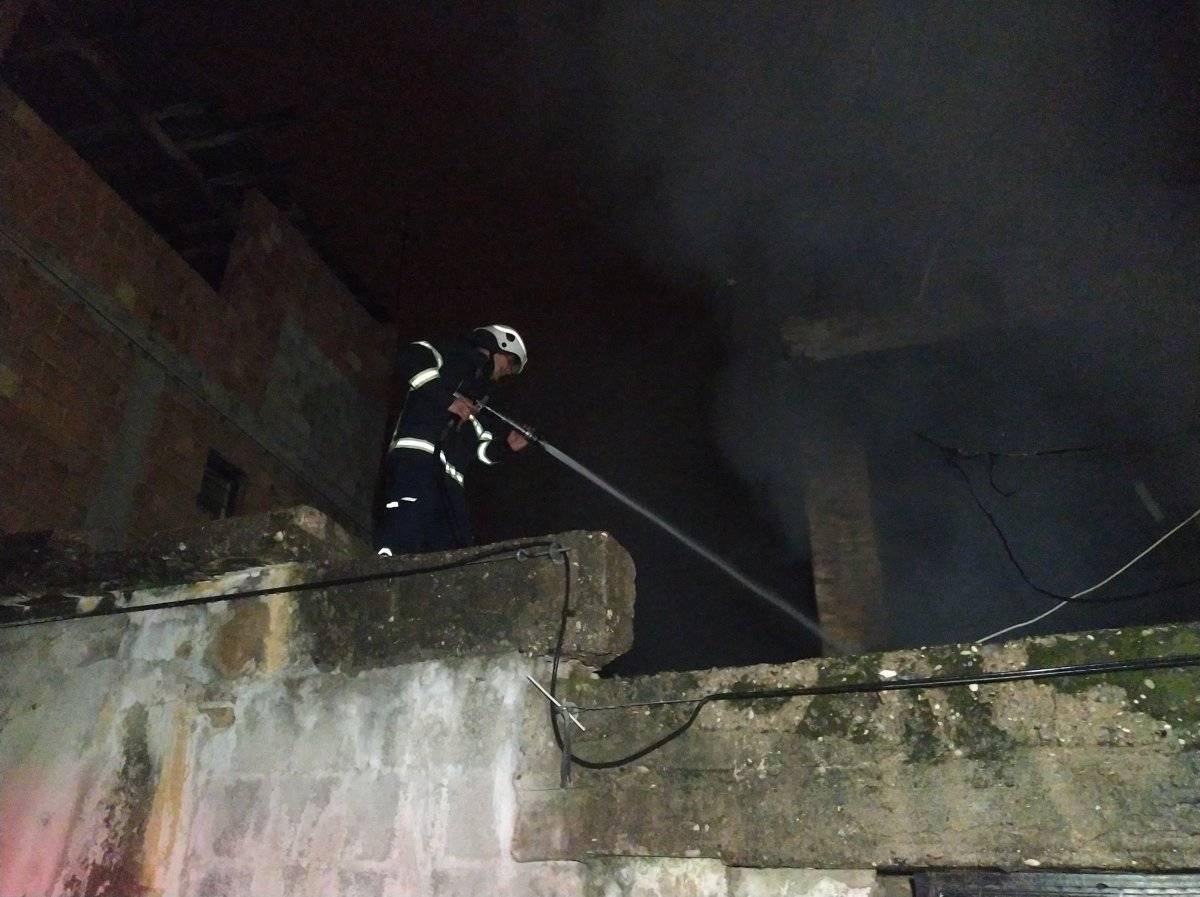 Adana'da yangın çıkan evde erkek cesedi bulundu